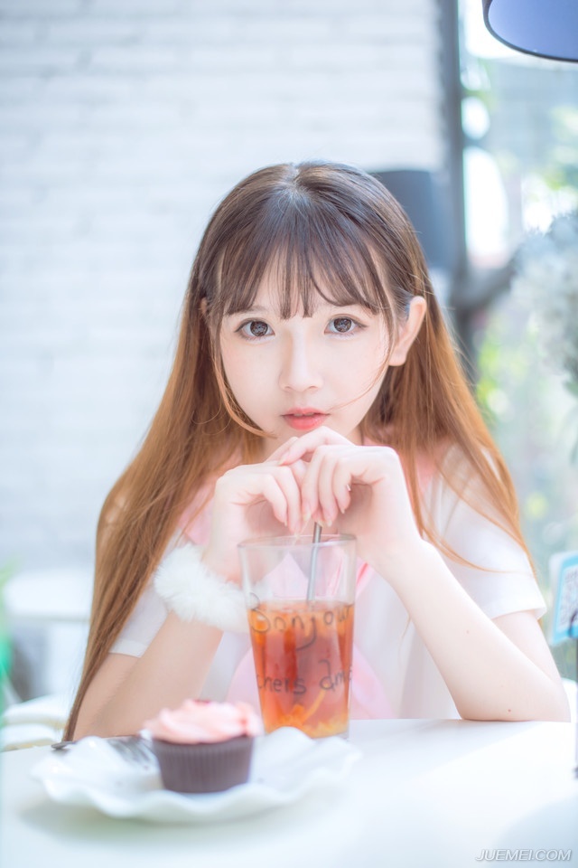 “让人进去探营，告诉他们，找到什么东西，都是他们的。”庞德皱了皱眉，挥手道，这条命令，自然是针对西域胡兵而下的。